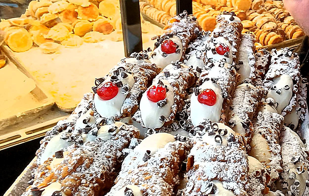 Cannoli siciliani con ricotta, ciliegia candita e scaglie di cioccolato