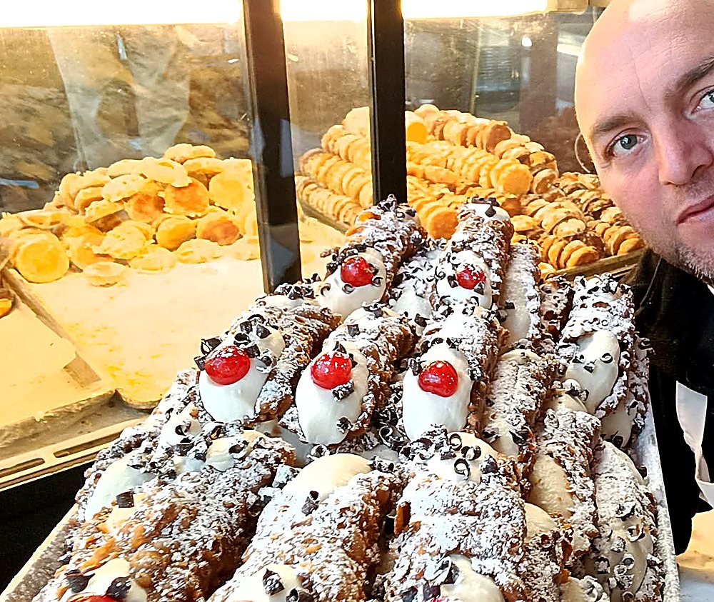 Vassoio di cannoli nel negozio
