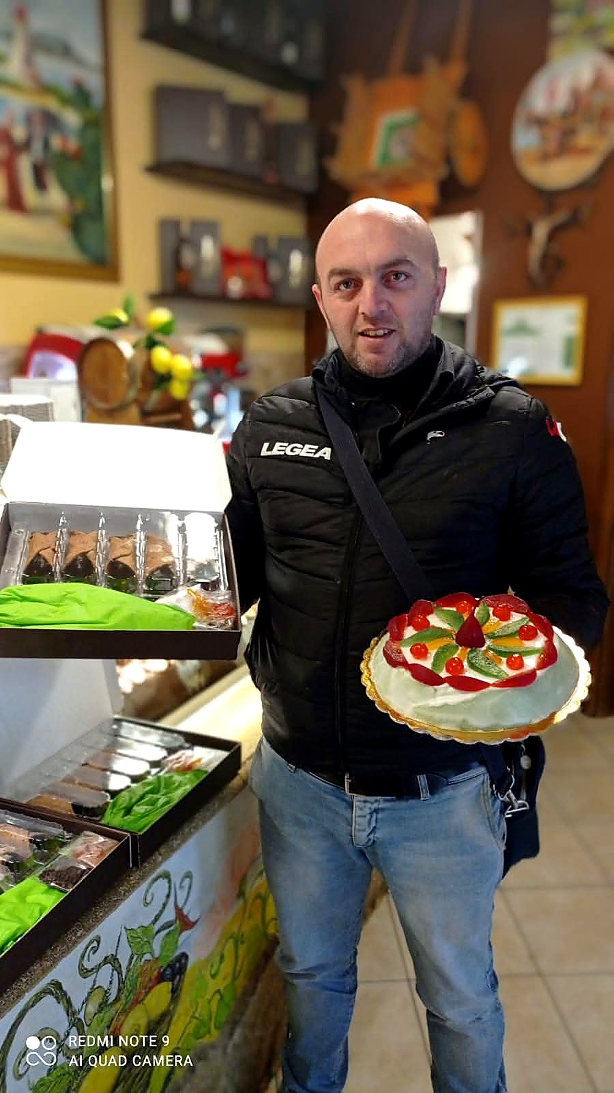 Cassata siciliana e confezione di cannoli