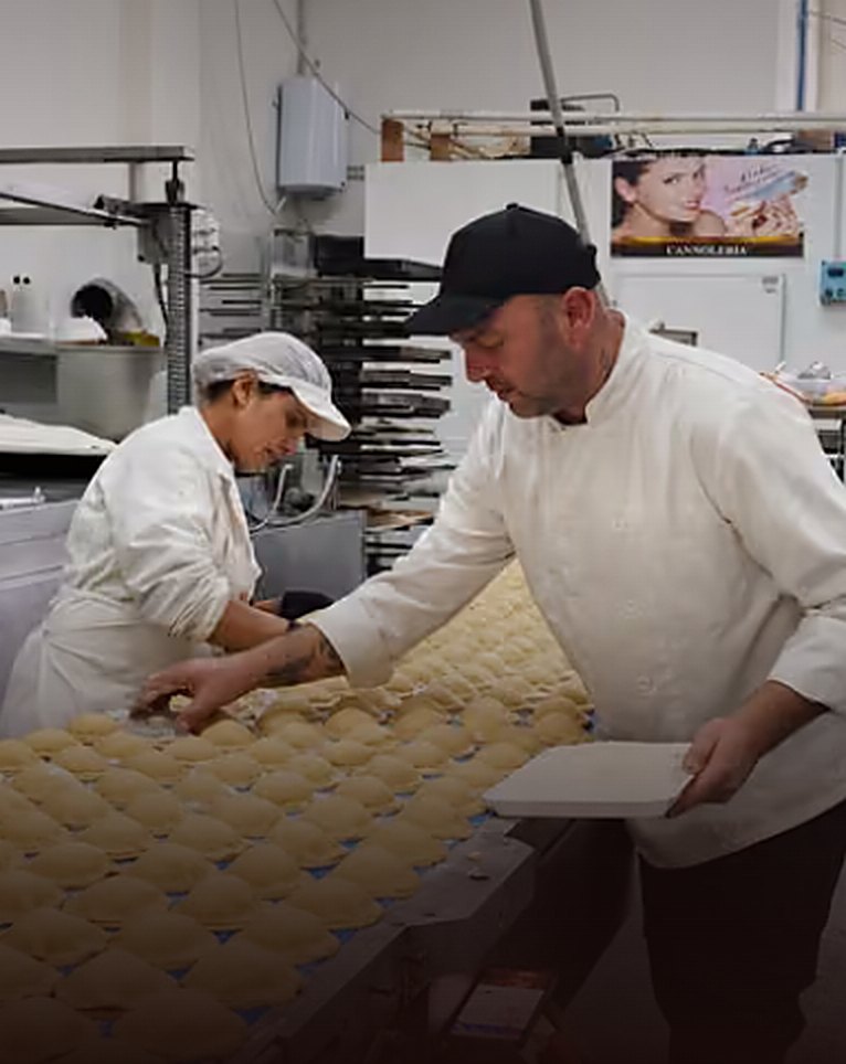 Giacomo Parrinello al lavoro nel laboratorio