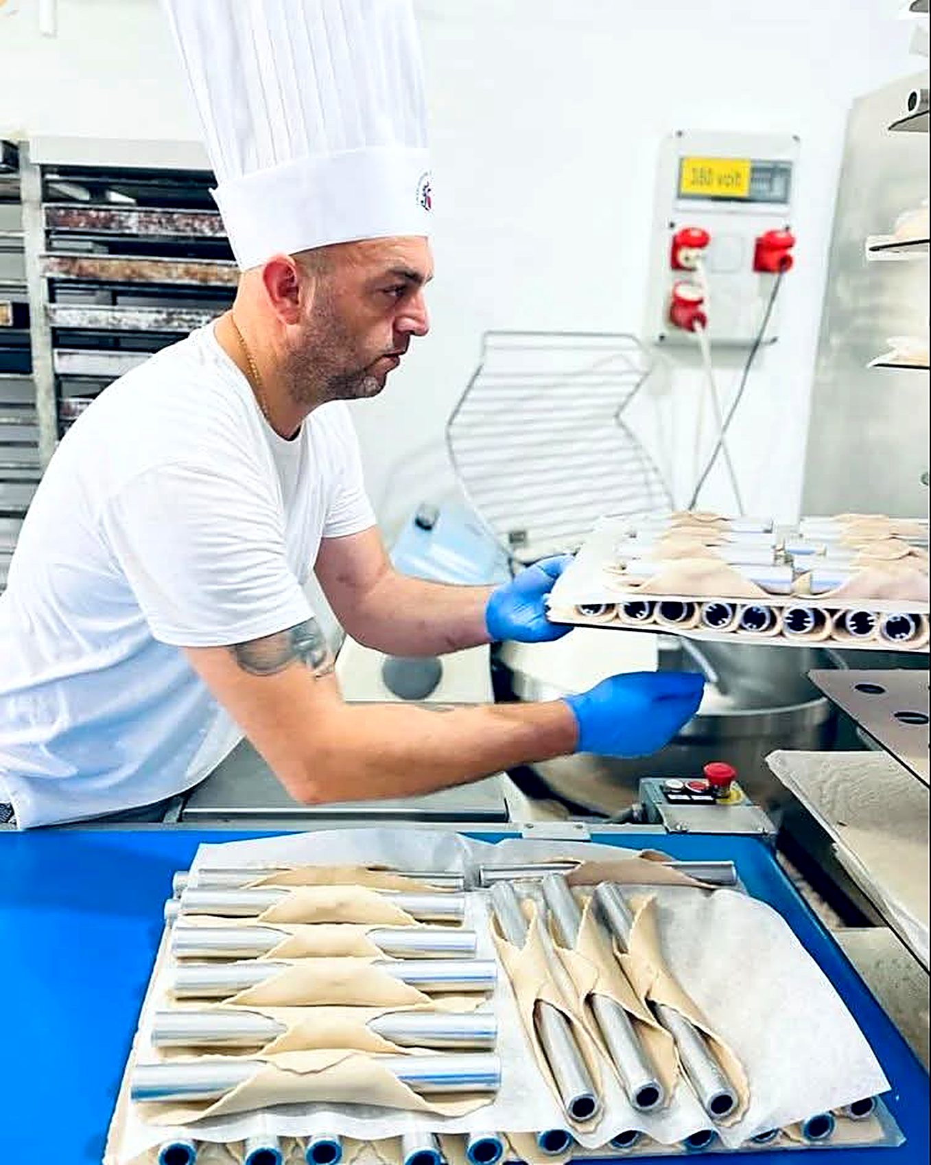 Le cialde avvolte a mano sulle canne nel laboratorio